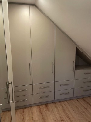  Einbauschrank individuell an die Dachschräge angepasst 