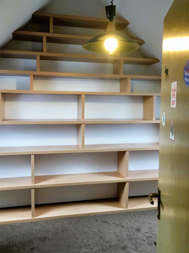  Dachgeschosslösungen für Bücher bis in den Giebel 