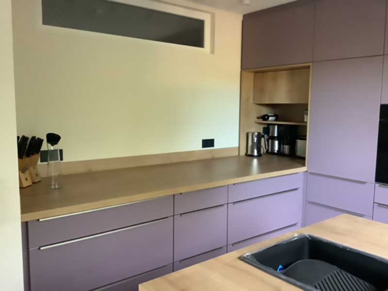  Individuelle Einbauküche in Lavendel-Eiche-Kombination 