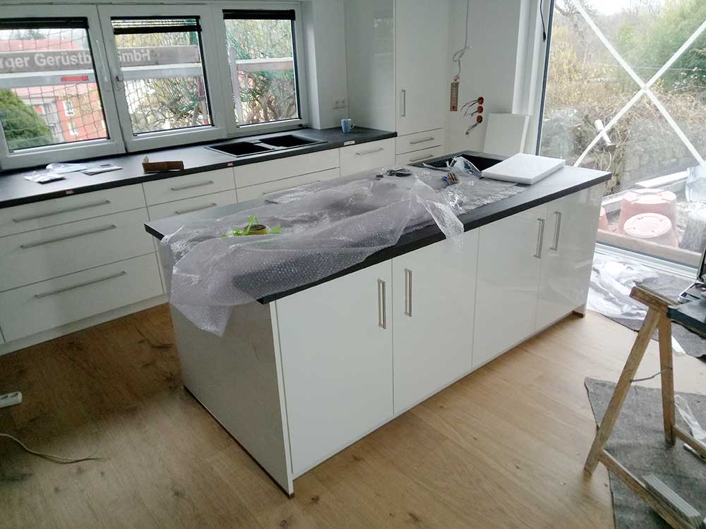  Hochglanz Kücheninsel als nachträgliche Ergänzung zur Küchenzeile (aufgenommen während des Einbaus) 