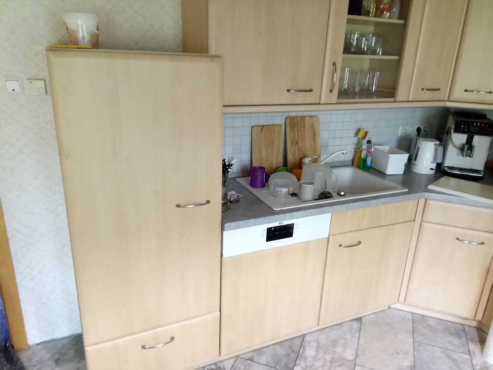  Aus-alt-mach-neu: Umlackierung von Küchenfronten nach Kundenwunsch (alt, vor der Aufarbeitung durch uns) 