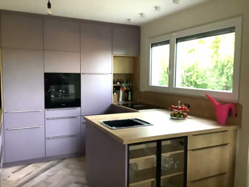  Individuelle Einbauküche in Lavendel-Eiche-Kombination 