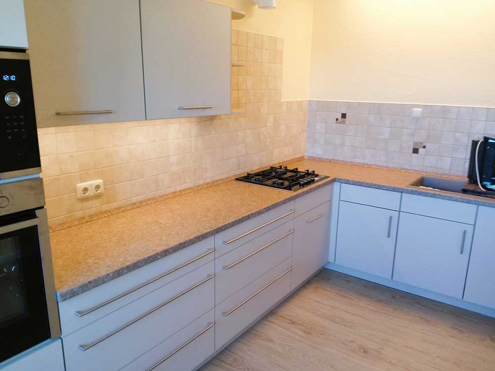  Küchenzeile mit Ecklösung für viel Stauraum 