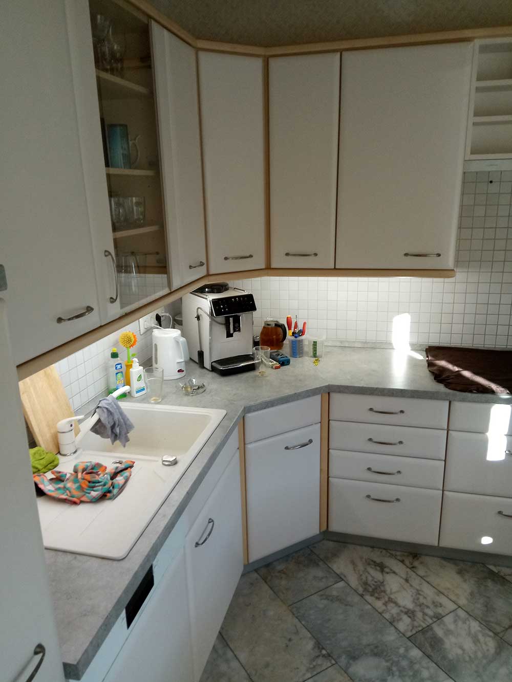  Aus-alt-mach-neu: Umlackierung von Küchenfronten nach Kundenwunsch (die gleiche Küche nach der Erneuerung durch uns) 