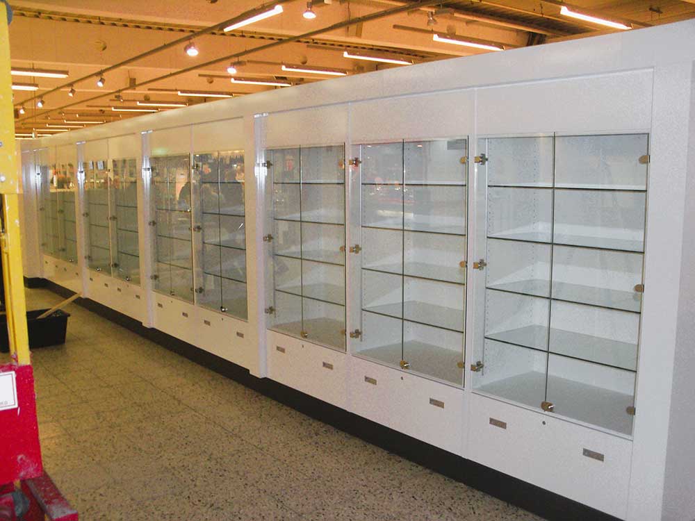  Schauvitrine mit Glastüren und -böden 