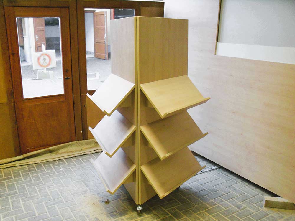  Fahrbare Zeitungs- und Prospektablage 