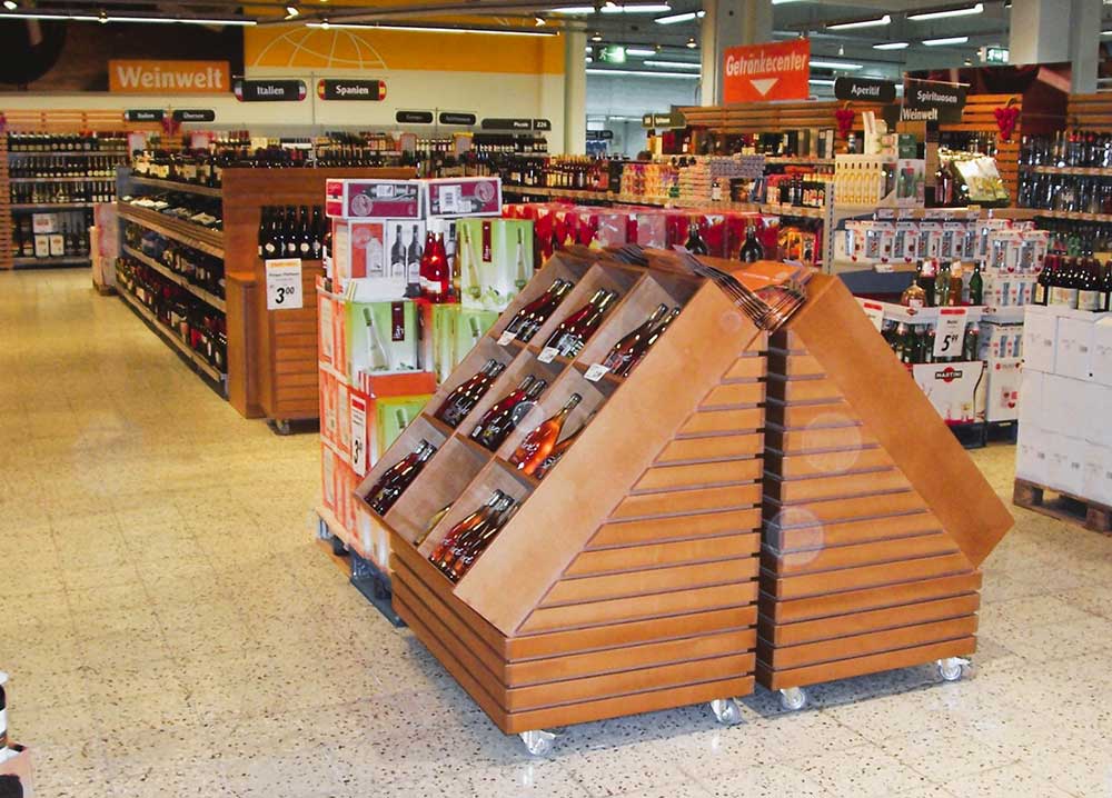  Weinregale und Auslagen 