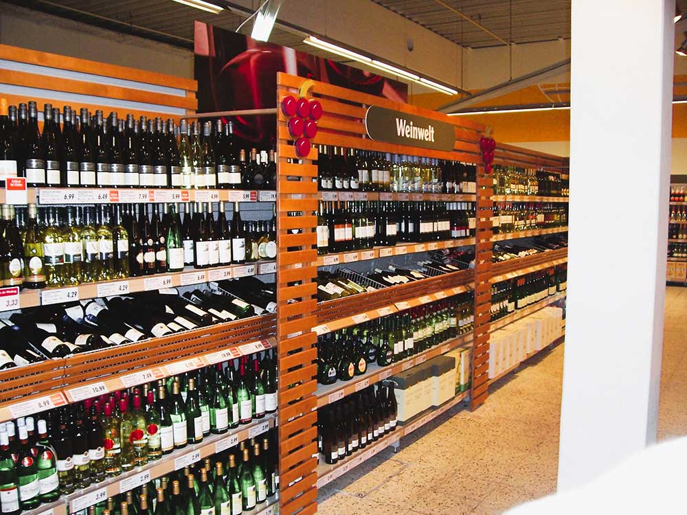  Weinregale und Auslagen 