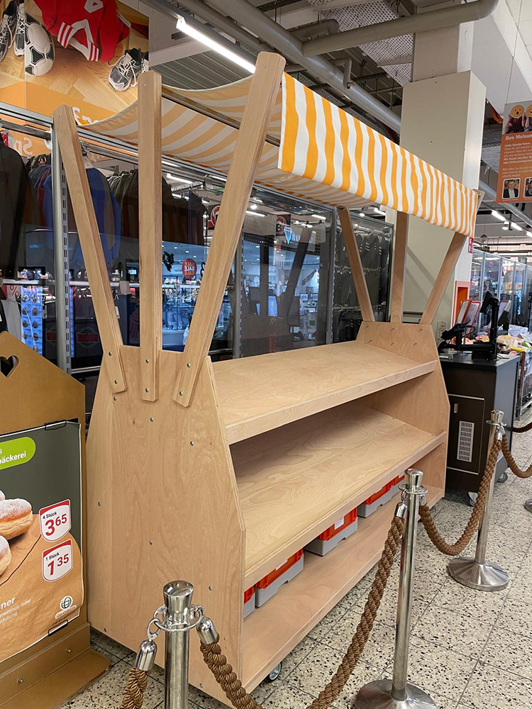  Mobiler Verkaufsstand mit drei Etagen für Backwaren 