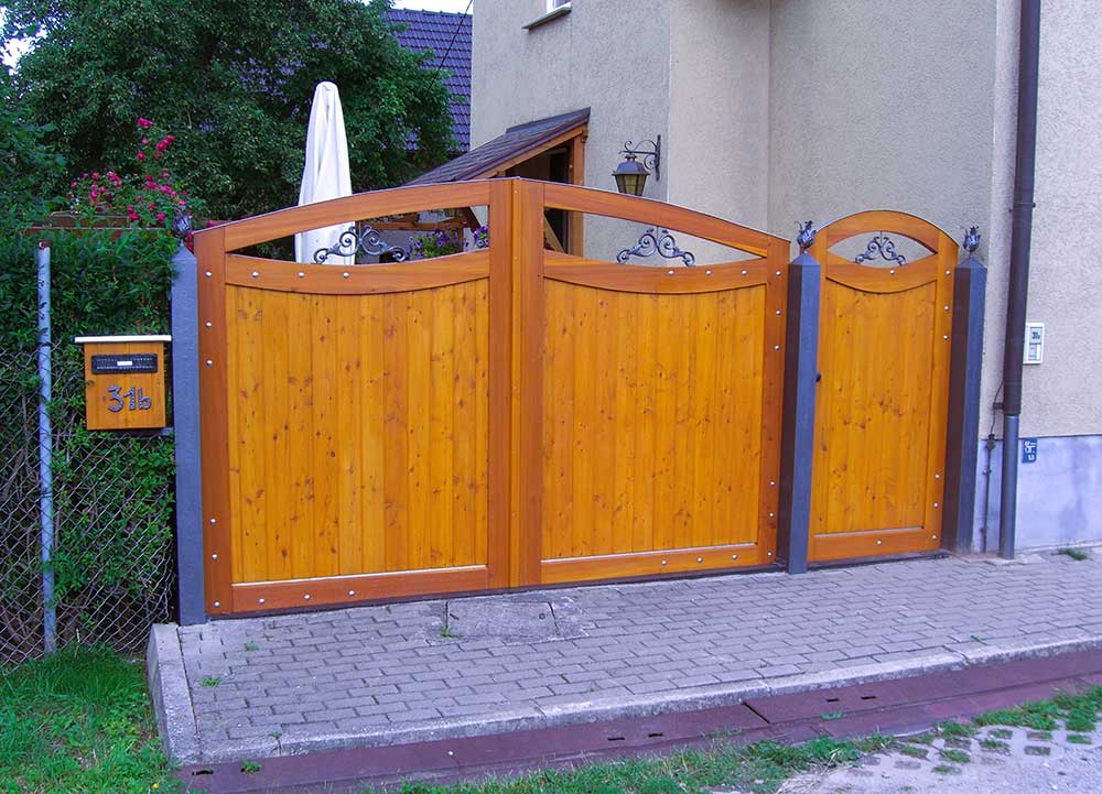 Hoftore mit Nebeneingang und Metall-Intarsien