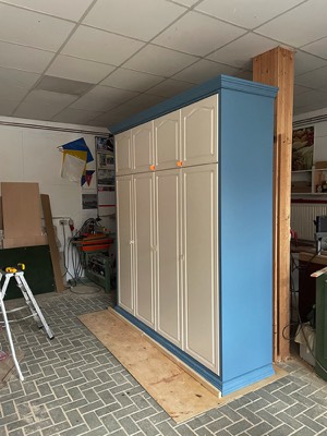  Kleiderschrank mit Profilen an Sockel und Kranz (Kontrollmontage in unserer Tischlerei vor Lieferung an Kunden) 