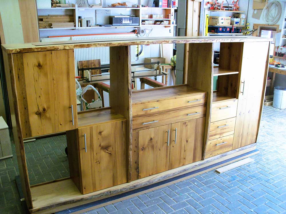  Regale mit offenen und verschlossenen Fächern in Massivholz oder weiß lackierten Oberflächen 