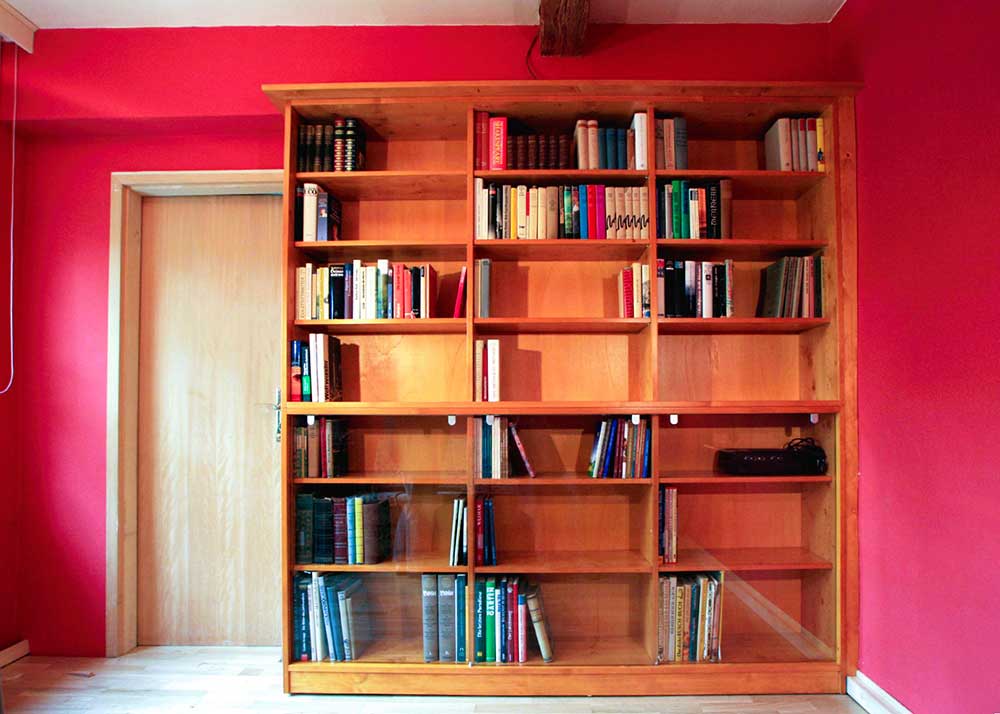  Regale mit offenen und verschlossenen Fächern in Massivholz oder weiß lackierten Oberflächen 