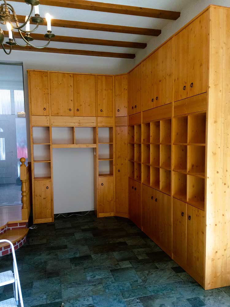  Regale mit offenen und verschlossenen Fächern in Massivholz oder weiß lackierten Oberflächen 