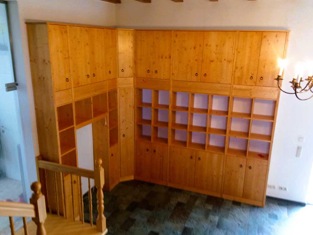  Regale mit offenen und verschlossenen Fächern in Massivholz oder weiß lackierten Oberflächen 