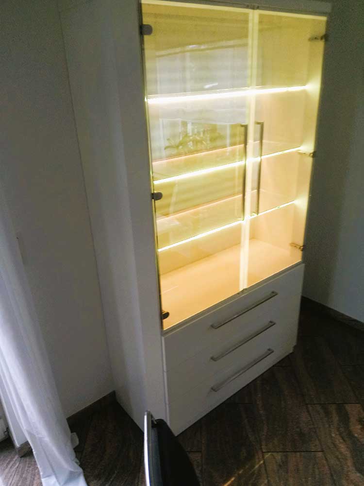  Beleuchtete Wohnzimmermöbel mit Vitrinen 