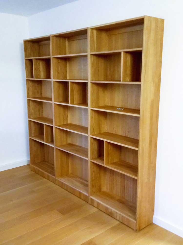  Regale mit offenen und verschlossenen Fächern in Massivholz oder weiß lackierten Oberflächen 