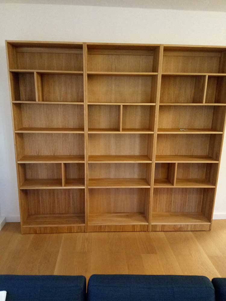  Regale mit offenen und verschlossenen Fächern in Massivholz oder weiß lackierten Oberflächen 