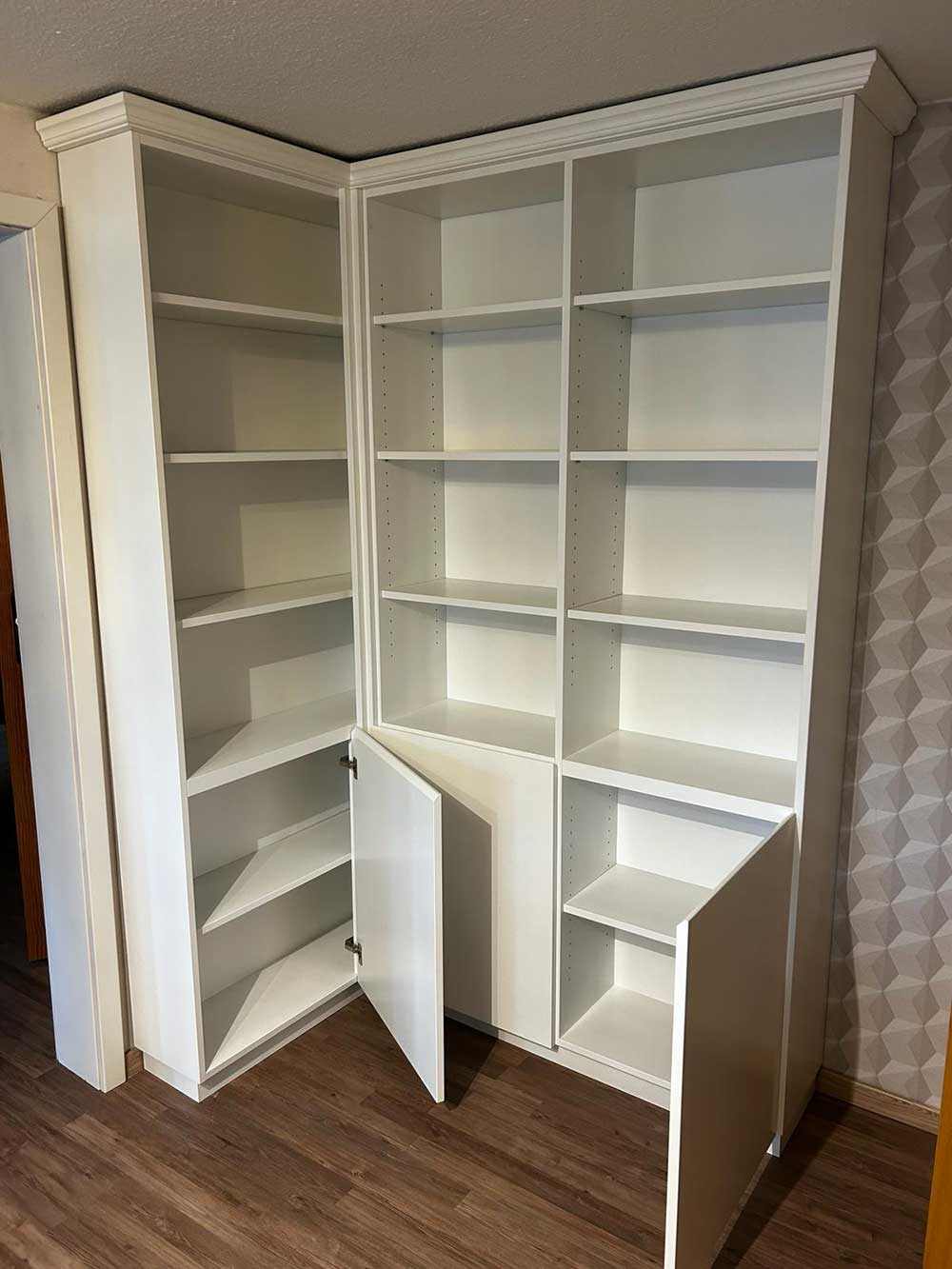  Regale mit offenen und verschlossenen Fächern in Massivholz oder weiß lackierten Oberflächen 