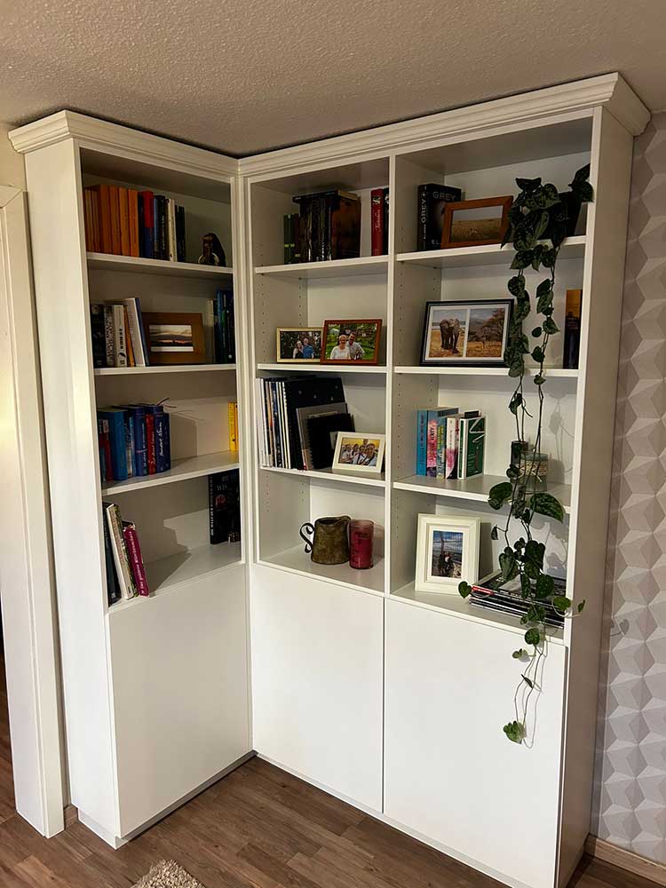  Regale mit offenen und verschlossenen Fächern in Massivholz oder weiß lackierten Oberflächen 