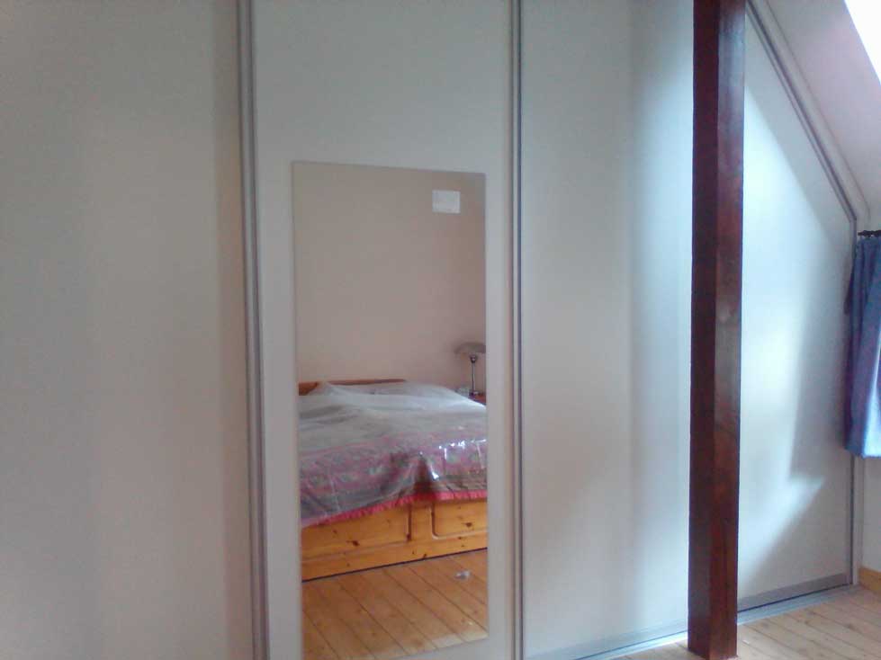  Begehbarer Kleiderschrank mit raumhohen Schiebetüren 