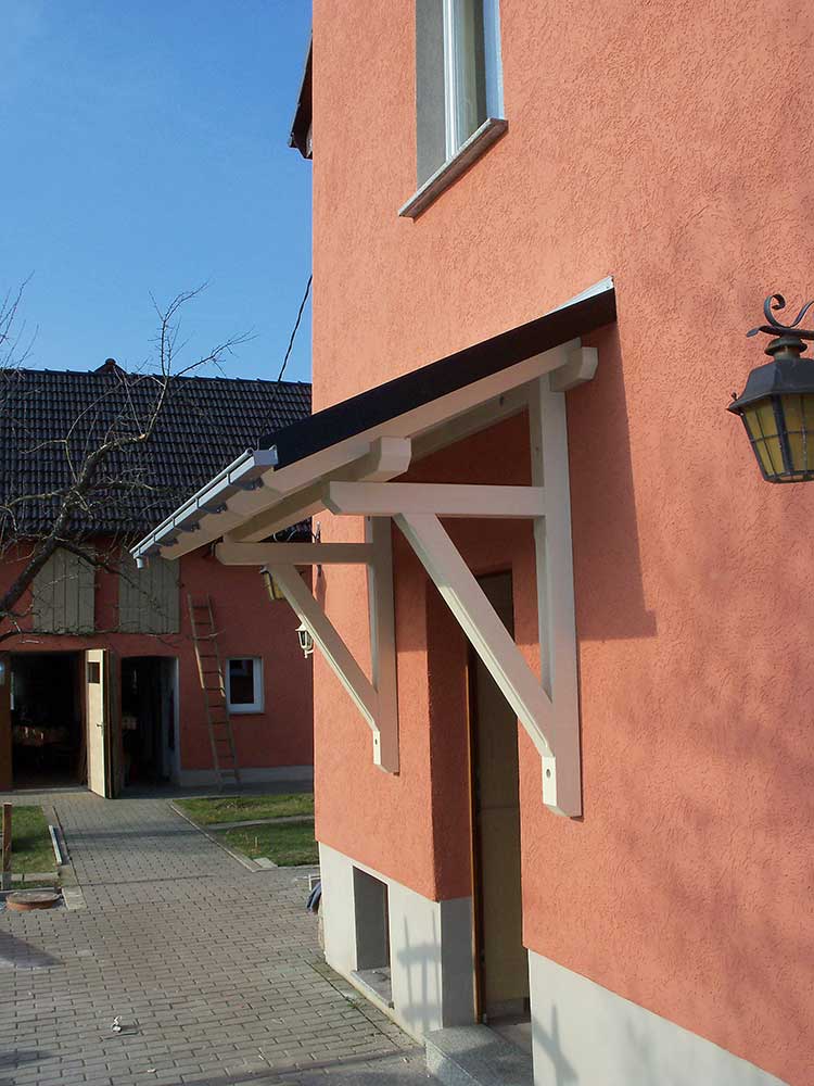  Vordächer und Überdachungen in unterschiedlichen Ausführungen 