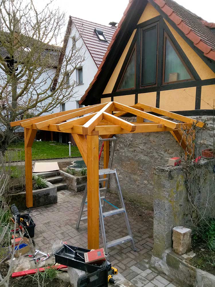  Vordächer und Überdachungen in unterschiedlichen Ausführungen 